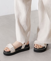 ベルトプラットフォームサンダル