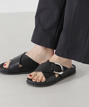 クロスバックルフラットサンダル