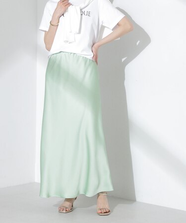 サテンフレアスカート