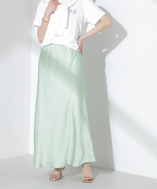 サテンフレアスカート