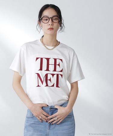 The Met 別注ロゴプリントTシャツ