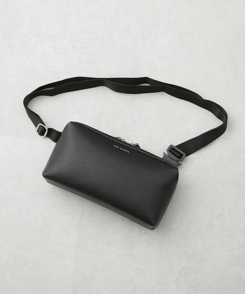 フェイクレザーボディーバッグ