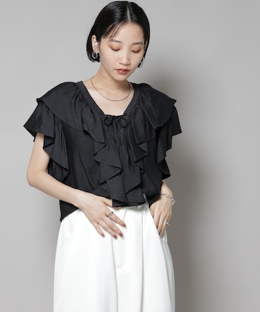 フリルディティールフロントレースアップブラウス