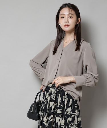 フロントボタンVネックブラウス