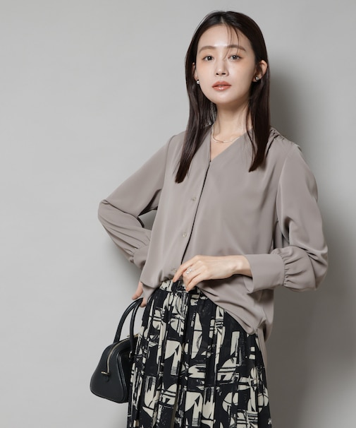 フロントボタンVネックブラウス