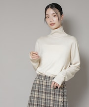 タートルネックカシミヤ混ニットプルオーバー