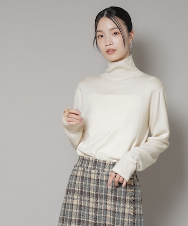 タートルネックカシミヤ混ニットプルオーバー