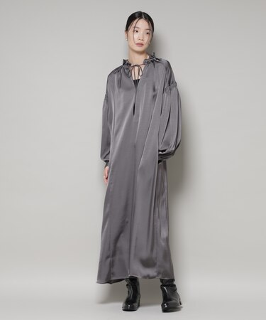 シャーリングギャザースリーブサテンマキシワンピース