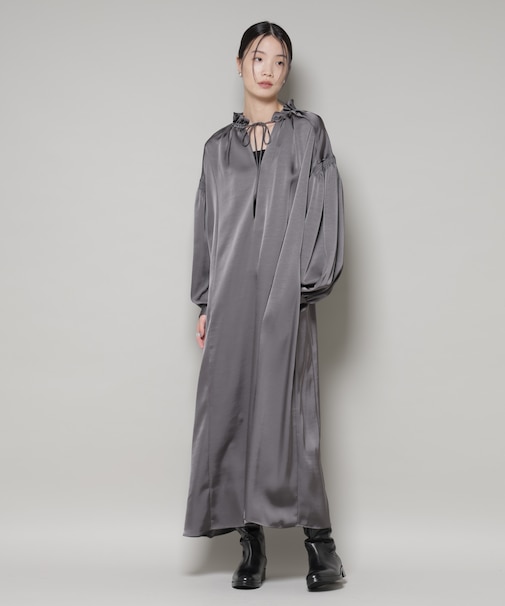 シャーリングギャザースリーブサテンマキシワンピース