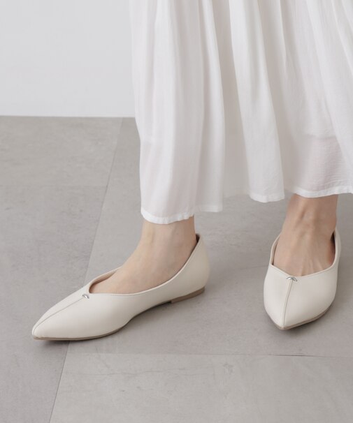 ポインテッドトゥフラットモチーフパンプス