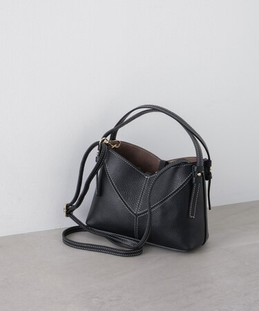 AULENTTI／レザーステッチショルダーバッグ