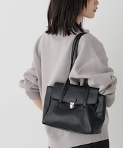 スクエアフラップロングショルダーボストンバッグ
