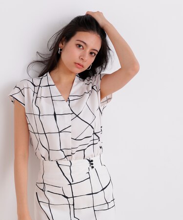 ラインプリントタックブラウス