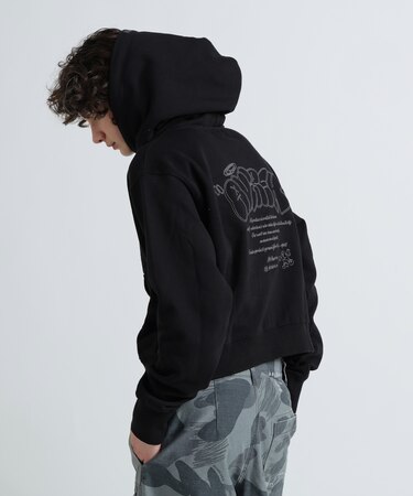 《WOMAN／直営店限定》GRAFFITI EMBROIDERY PARKA／グラフィティ刺繍パーカー