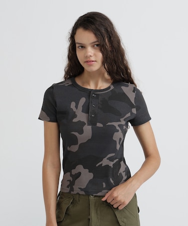 《WEB限定/DAILY/デイリー/WOMAN》RIB CAMO S/S HENLEY NECK T-SHIRT