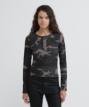 《WEB限定／DAILY／デイリー／WOMAN》RIB CAMO L／S HENLEY NECK T-SHIRT