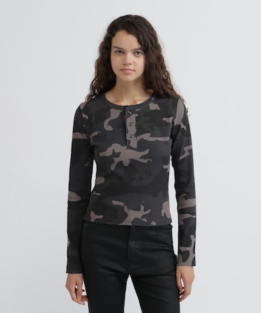 《WEB限定／DAILY／デイリー／WOMAN》RIB CAMO L／S HENLEY NECK T-SHIRT