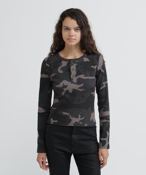 《WEB限定／DAILY／デイリー／WOMAN》RIB CAMO L／S HENLEY NECK T-SHIRT