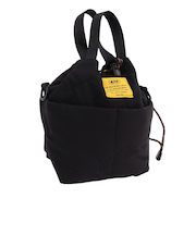 キウ（Kiu）パデッドポケットフルミニショルダーバッグ K384-900