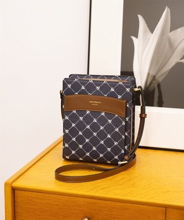 モノグラム　スクエアショルダーバッグ