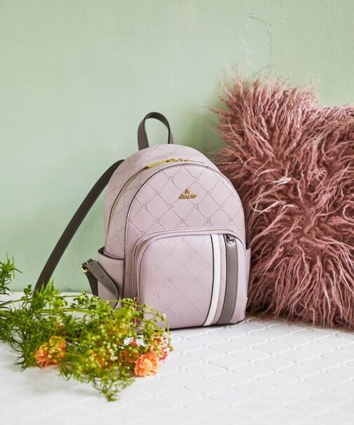 型押しモノグラム　リュック