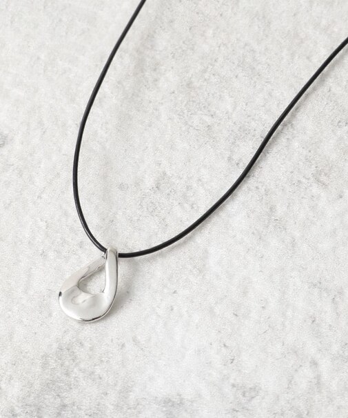 コード×メタルネックレスワントップ