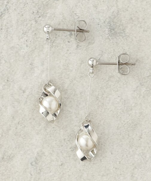 揺れるフェイクパール×メタルピアス