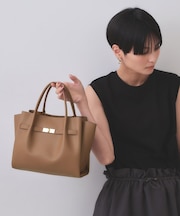 【軽量/2WAY/通勤対応】フロントベルトデザインミドルトートバッグ
