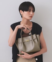 【軽量/2WAY/通勤対応】フロントベルトデザインミドルトートバッグ