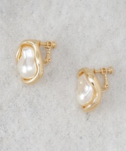 メタルフレーム×フェイクパールイヤリング