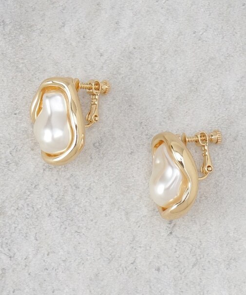 メタルフレーム×フェイクパールイヤリング