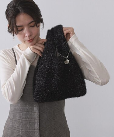 メタルチャーム付きラメニットバッグ