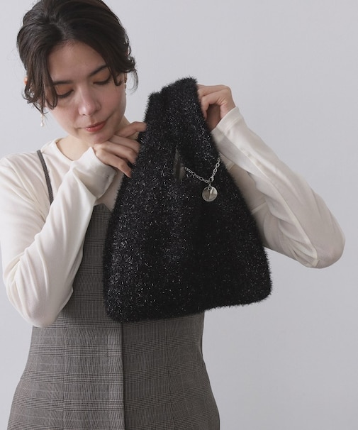 メタルチャーム付きラメニットバッグ