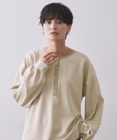 サテン使いヘンリーネックトップス【洗濯機OK】