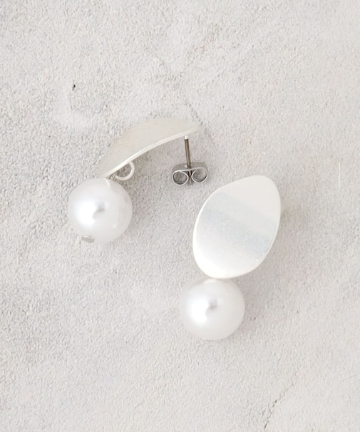 メタル×フェイクパール ボリュームピアス