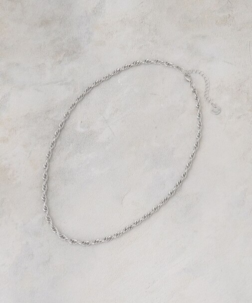 ねじれチェーンネックレス