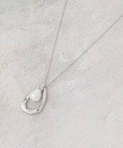 大ぶりメタルしずく×フェイクパール ネックレス