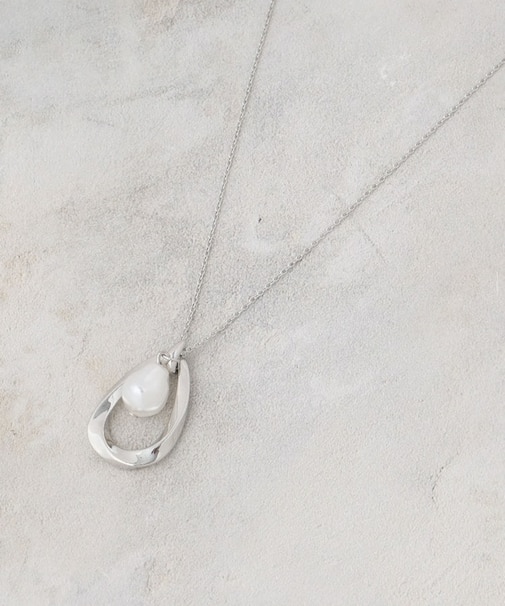 大ぶりメタルしずく×フェイクパール ネックレス