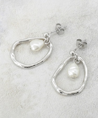 メタル×フェイクパールスイングデザインピアス