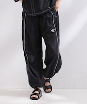 ◆【umbro／アンブロ】シアーナイロンカーブシルエットイージパンツ