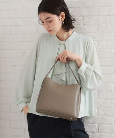 ロゴベルトレザー調ミドルバッグ