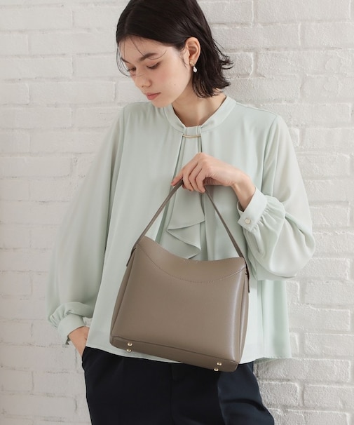 ロゴベルトレザー調ミドルバッグ