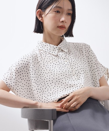 大人のためのドット柄 襟付きブラウス