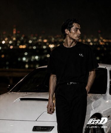 頭文字D 別注 『タカハシ』 グラフィック半袖Tシャツ ステッカー＆チャーム付き