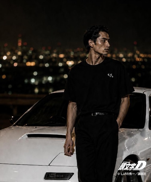 頭文字D 別注 『タカハシ』 グラフィック半袖Tシャツ ステッカー＆チャーム付き