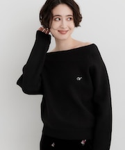 オフショルワンポイント刺繍ニット