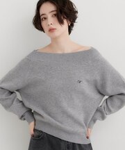 オフショルワンポイント刺繍ニット