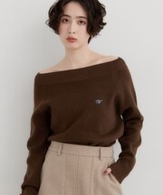 オフショルワンポイント刺繍ニット
