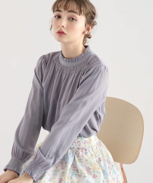 【着回しの効く万能ブラウス】シャーリングフリルネックブラウス