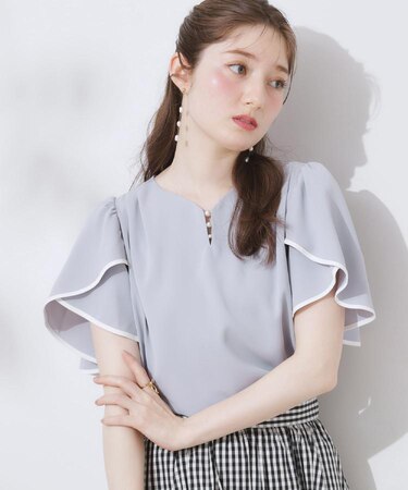 【洗える・通勤】Vネックパール調フレアブラウス